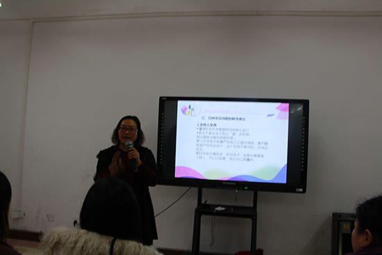 春晓小学校长贾慧娟在给家长讲解家庭教育中的常见问题